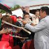 2014 Inductee Oscar De La Hoya signs autographs for his fans.